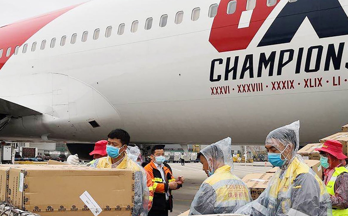 正在深圳轉運口罩的英國飛機.jpg