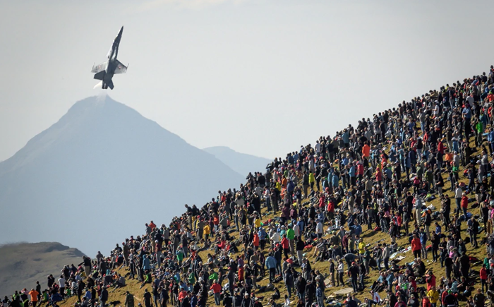 瑞士空軍的F-18戰斗機正在做飛行表演.png
